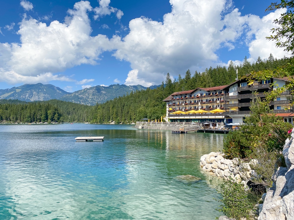 Lago Eibsee e a charmosa cidade de Garmisch-Partenkirchen